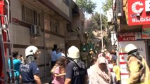 Odun deposunda çıkan yangın yandaki apartman sakinlerine panik yaşattı