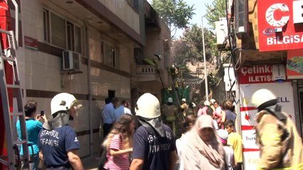 Odun deposunda çıkan yangın yandaki apartman sakinlerine panik yaşattı