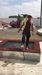 Saut arrière sur un trampoline : raté !!! Il se mange le bord !