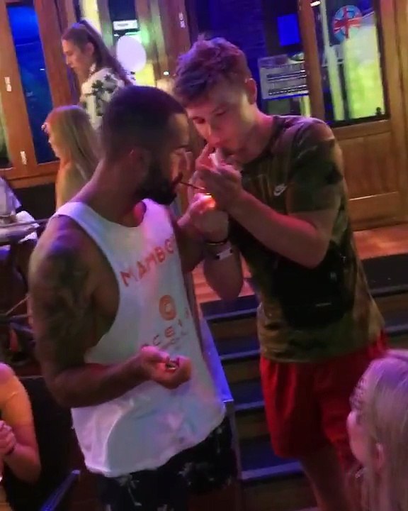 Ivre il essaye de fumer un MIKADO !