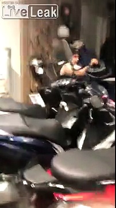 Pillage d'un magasin de scooters sur les champs-élysées à Paris après la victoire de la coupe du monde de football !