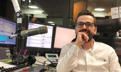 Radyo programında sunucunun zor anları