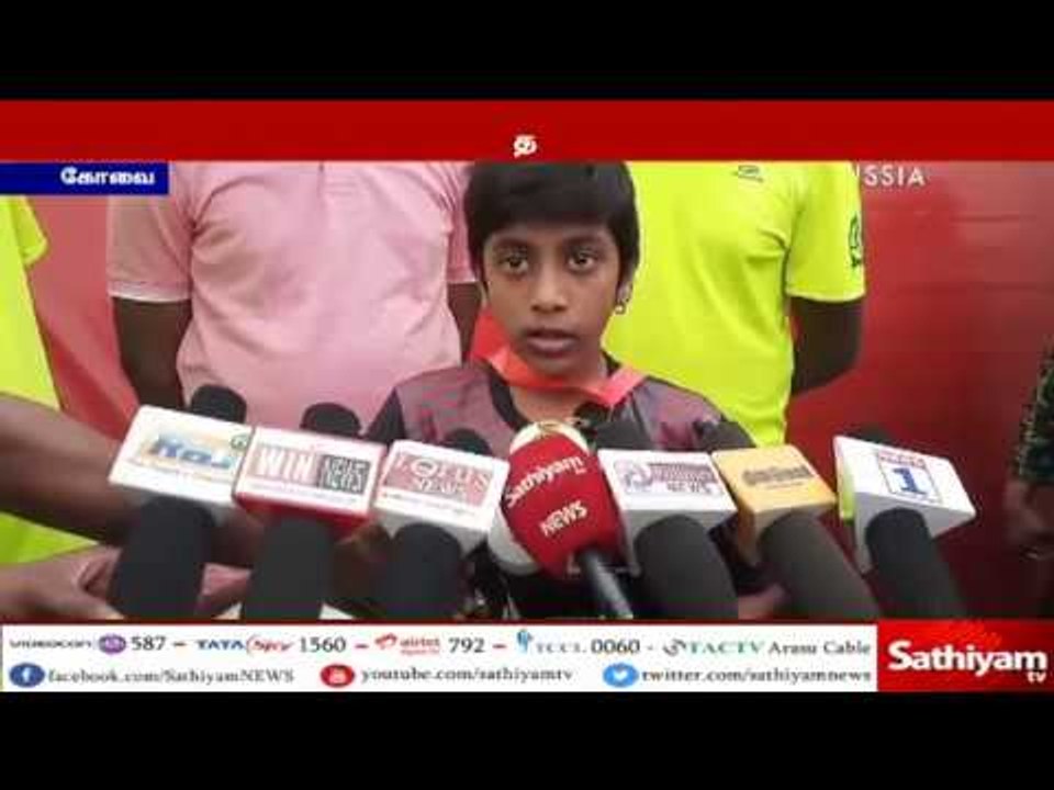 கால்பந்து போட்டியில், பந்தை எடுத்து கொடுப்பதற்க...