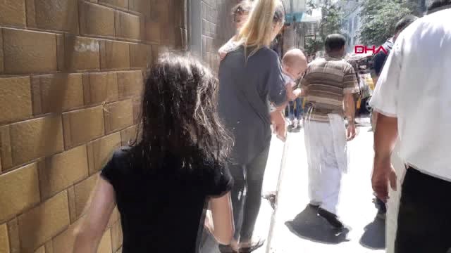 Mahallede Panik Yangına Hortumla Su Sıkarak Müdahale Ettiler