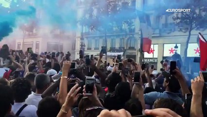 Folie sur les Champs-Elysées : le passage des champions du monde comme si vous y étiez