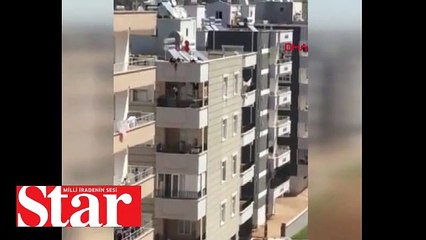 Anahtarı evde unutunca çocuğunu çatıdan balkona sarkıttı