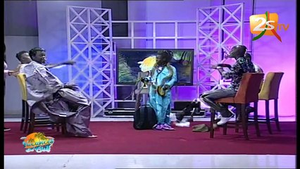 Il crée le désordre en plein direct et fair fuir les animateurs en débarquant avec de gros serpents