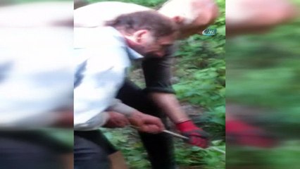 İşçiler yamaca yuvarlanan çay dolu bez için seferber oldular