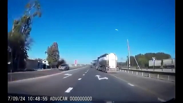 Ce camion pousse volontairement une voiture dans le fossé