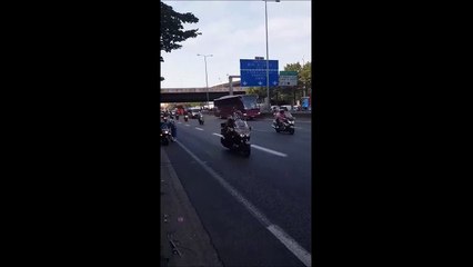 Il suit le car des Bleus sur l'autoroute A1 en Vélib ! Motivé...