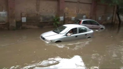 İstanbul'da Su Baskını: Araçlar Mahsur Kaldı