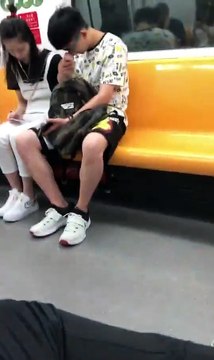 Kız arkadaşın elini her iş için kullanan Çinli erkek arkadaş