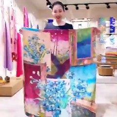 Kapılıçarşıyı ziyarete gelen Koreli kız değişik şekillerde tesettüre giriyor