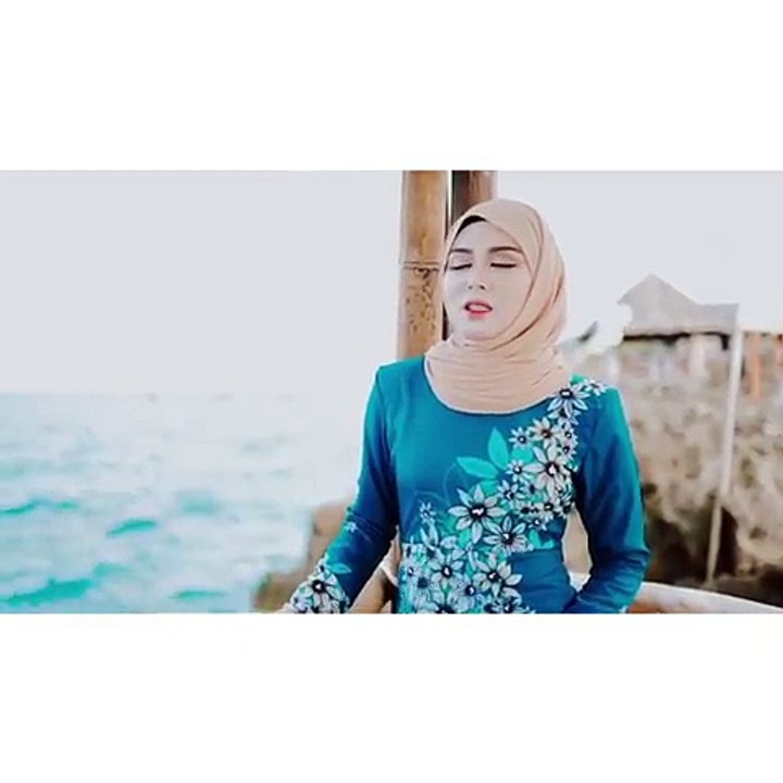 Koreli müslüman kız Malayca ilahi okuyor