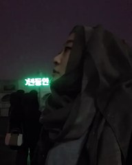 Müslüman Koreli kız Seul Camii'sini tanıtıyor