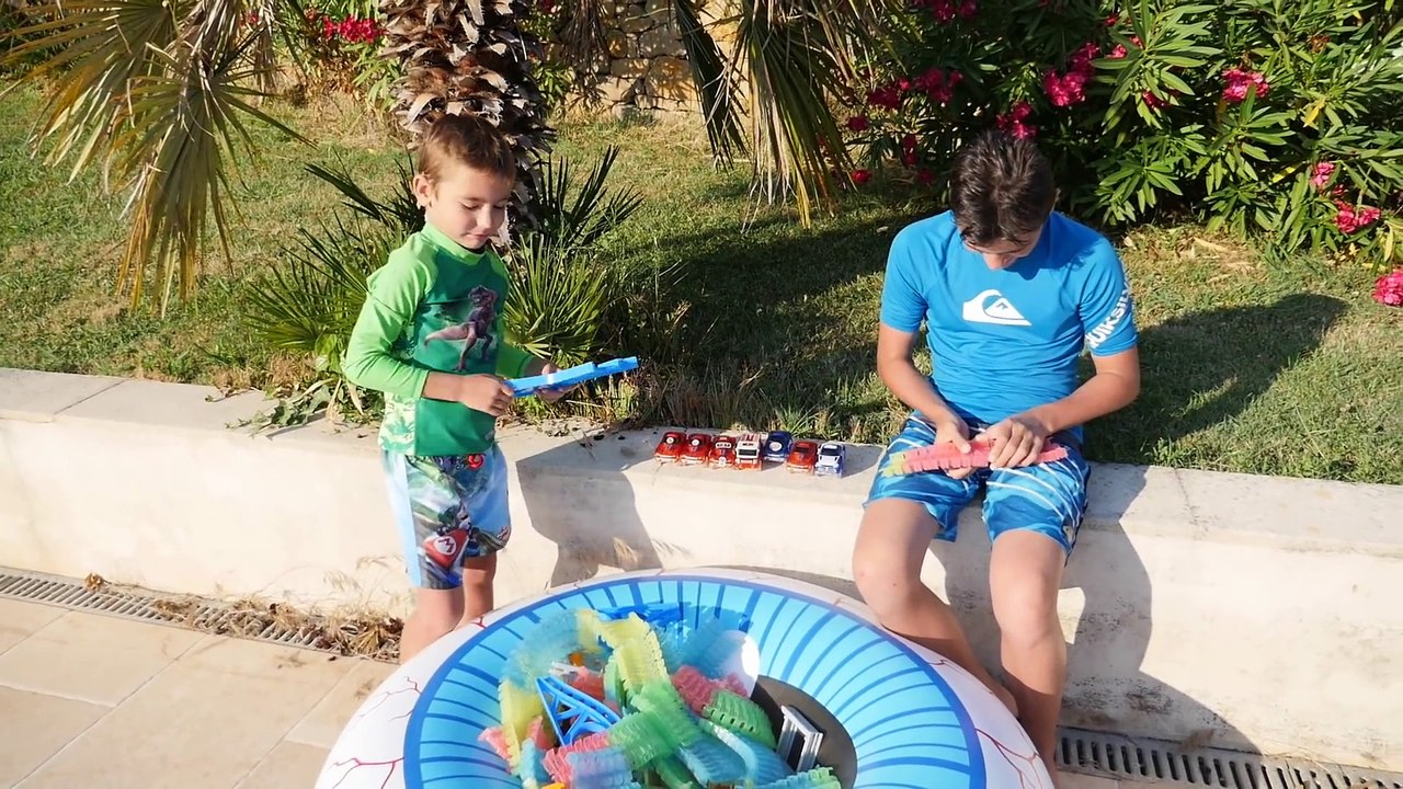 NOS VOITURES TRAVERSENT LA PISCINE ! - Giant Magic Tracks Swimming Pool Bridge