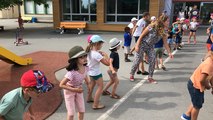 Les enfants du centre de loisirs du Mikado présentent leur danse de l’été