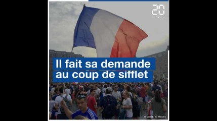 Il fait sa demande à la fin du match et cache une bague dans la coupe du monde