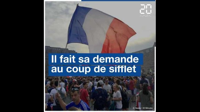 Il fait sa demande à la fin du match et cache une bague dans la coupe du monde