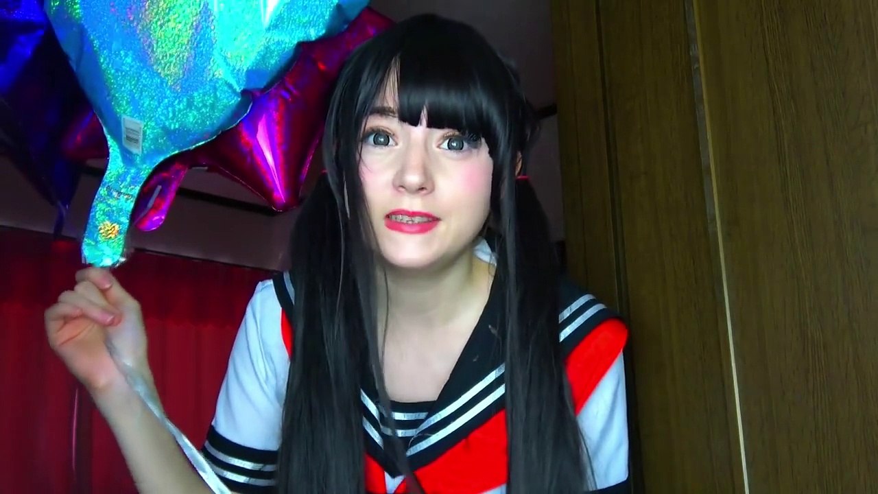 Avrupalı kız Japon liseli kız üniforması ile cosplay yapmış
