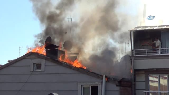 İş Hanının Çatısında Çıkan Yangın Korkuttu