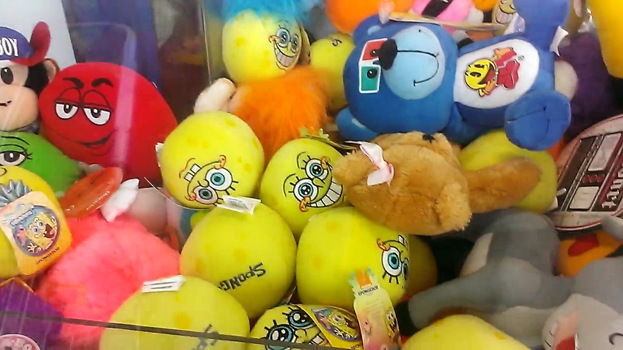 PLUSH BUS CLAW MACHINE@WALMART  NOT THE BEST GRAB ON PAYOUT