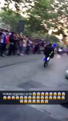 Un jeune fonce en scooter dans la foule qui fêtait la victoire des bleus