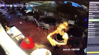 Un client met une main aux fesses d'une serveuse  il l'a vite regretté ! - Vidéo dailymotion