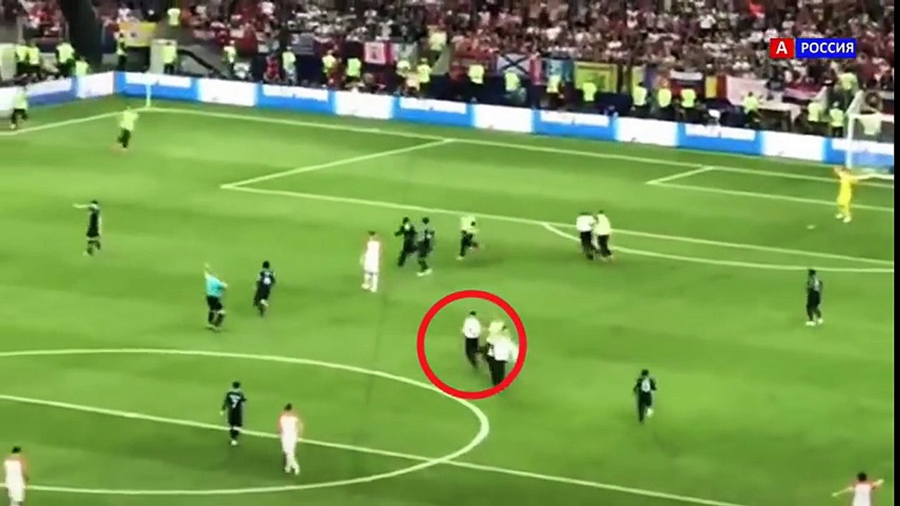 Полиция на чм 2018  Пуси райт выбежали на поле на финале чемпионата мира по футболу в России 2018 Ви