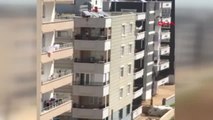 Şanlıurfa Anahtarı Evde Unutunca Çocuğunu Çatıdan Balkona Sarkıttı