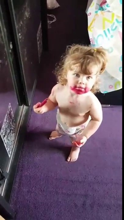 A son jeune âge, cette petite fille apprend à se maquiller