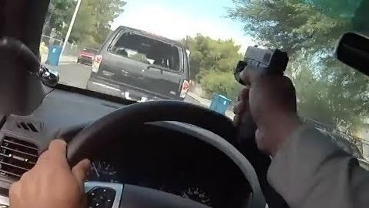 Un policier tire à travers son pare-brise pendant une course-poursuite