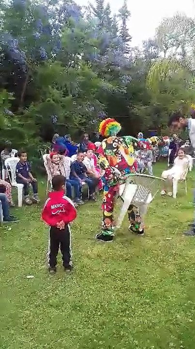 Pendant la fête, l'animation du clown