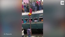 Voilà comment on descend du train en Inde : poteau téléphonique