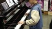 Cet enfant vient jouer piano dans un magasin : magnifique