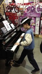 Cet enfant vient jouer piano dans un magasin : magnifique