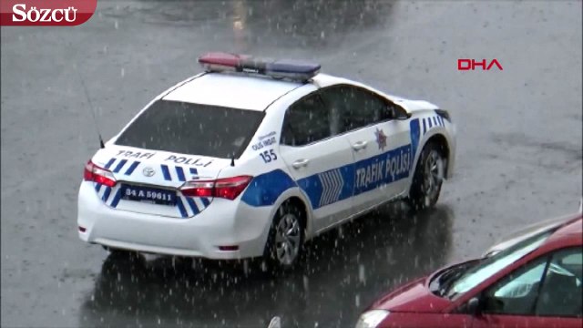 Silivri'de akşam saatlerinde sağanak yağış ve fırtına etkili oldu.