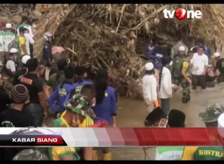 Tim SAR Lakukan Pencarian Korban di Bawah Jembatan Daun