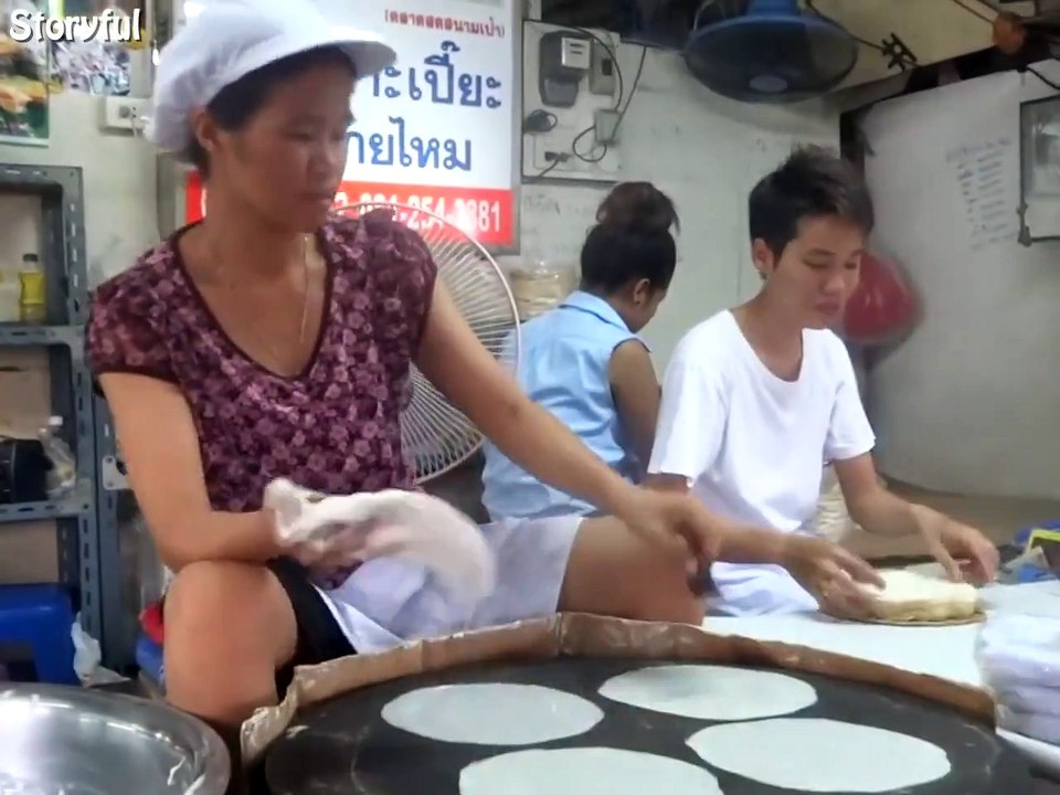 Bangkok street vendor shows incredible skill in making rice sheets