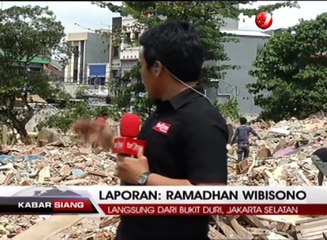 Warga Bukit Duri Berusaha Selamatkan Barang Tersisa