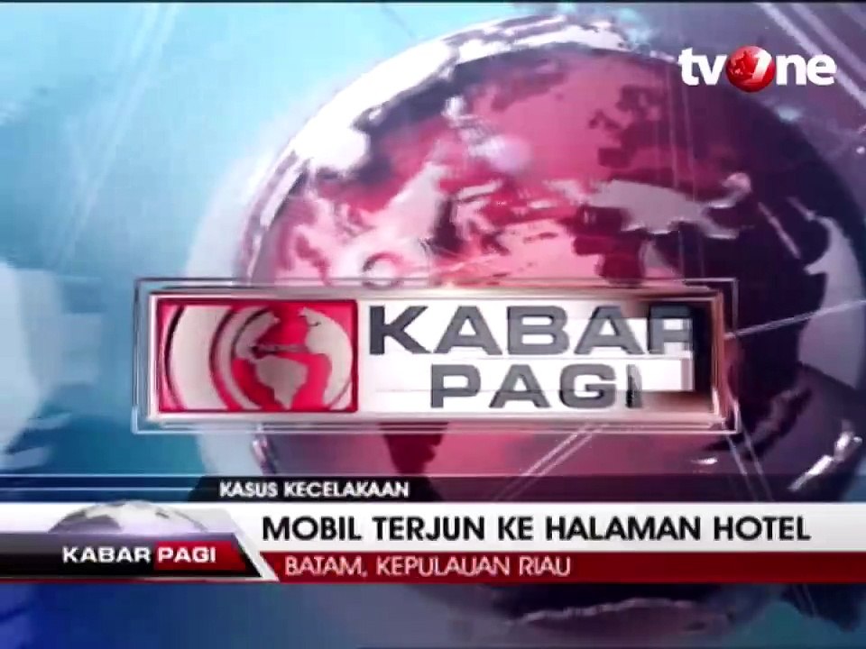 Mobil Sedan Terjun Bebas 50 Meter ke Halaman Hotel