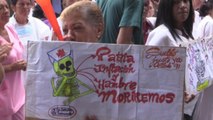 Enfermeras en conflicto laboral evalúan marchar a centros poder en Venezuela (C)