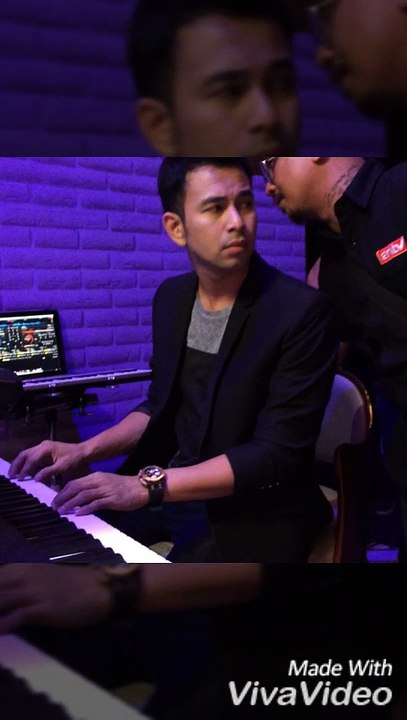 Raffi Ahmad Unjuk Gigi Main Piano Sebelum Mulai Shooting