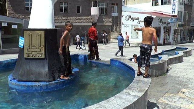 Sıcaktan bunalan çocuklar süs havuzunda serinliyor