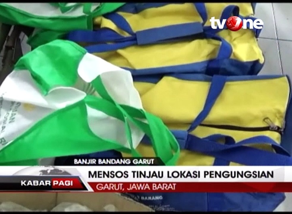 Menteri Sosial Khofifah Kunjungi Korban Banjir Bandang