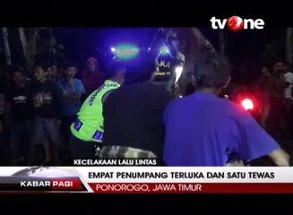 Hindari Motor, Truk Masuk Sungai