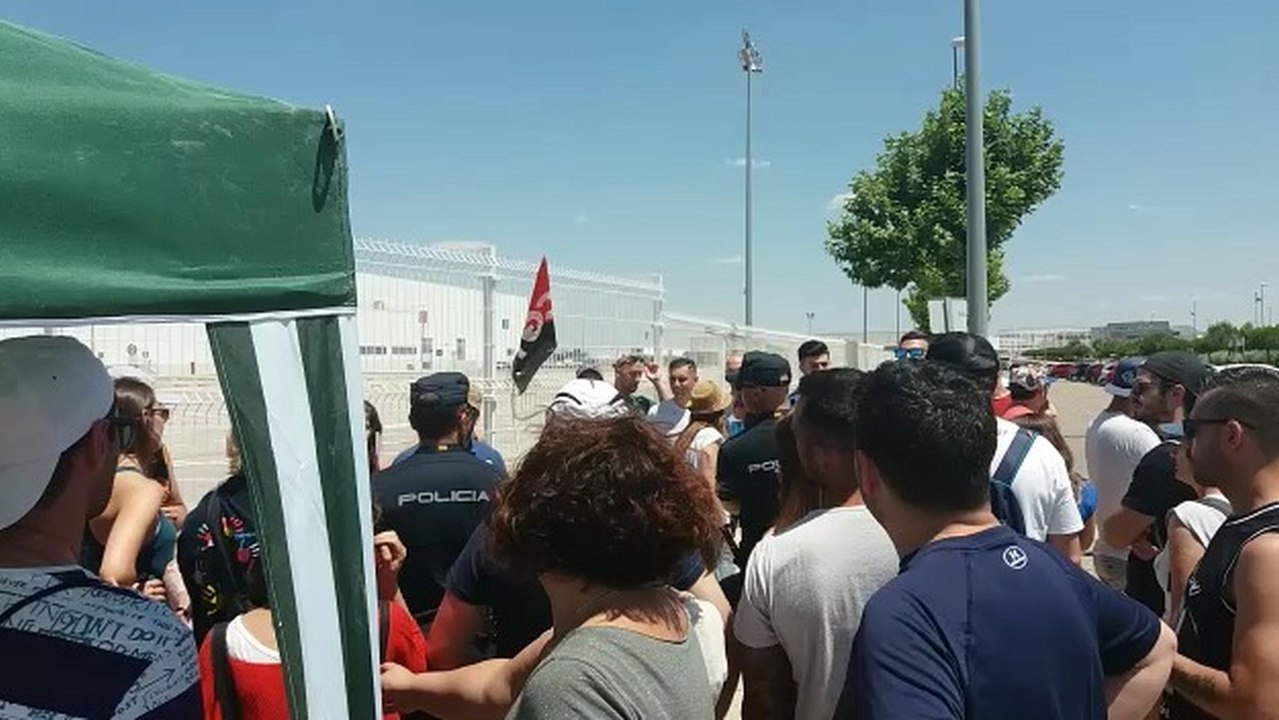 Cargas policiales en la planta de Amazon en San Fernando de Henares