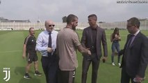 Cristiano Ronaldo meets his Juventus teammates for the first time!