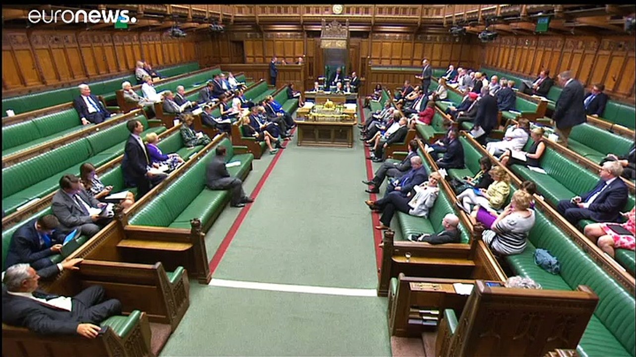 May macht Zugeständnisse an Brexit-Hardliner