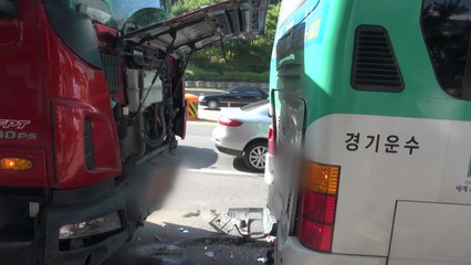 버스·덤프트럭 등 3중 추돌...31명 경상 / YTN